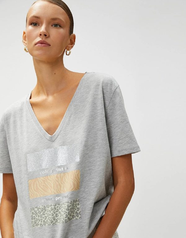 تی شرت یقه هفت با چاپ براق Koton