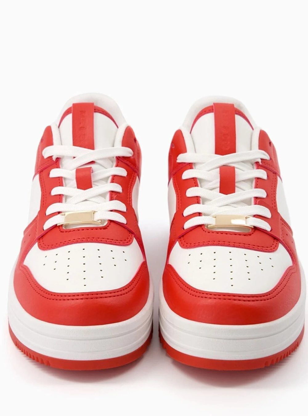 کفش ورزشی با کنتراست قرمز و مشکی Bershka